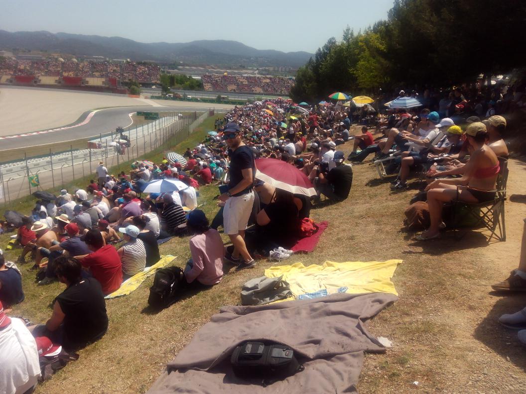 formulacampus's tweet photo. Así está la grada a nada de comenzar la clasificación del #A3F1España 🏁 http://t.co/soXvzt9Tv0