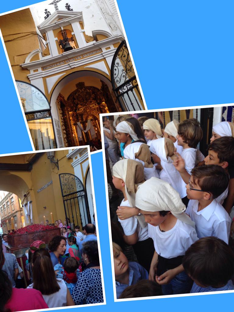 lumivian's tweet image. #Cruz de mayo. Calle #Almirantazgo. #Sevilla. Alevines, aprendices de #costaleros: entrando en #capilla.