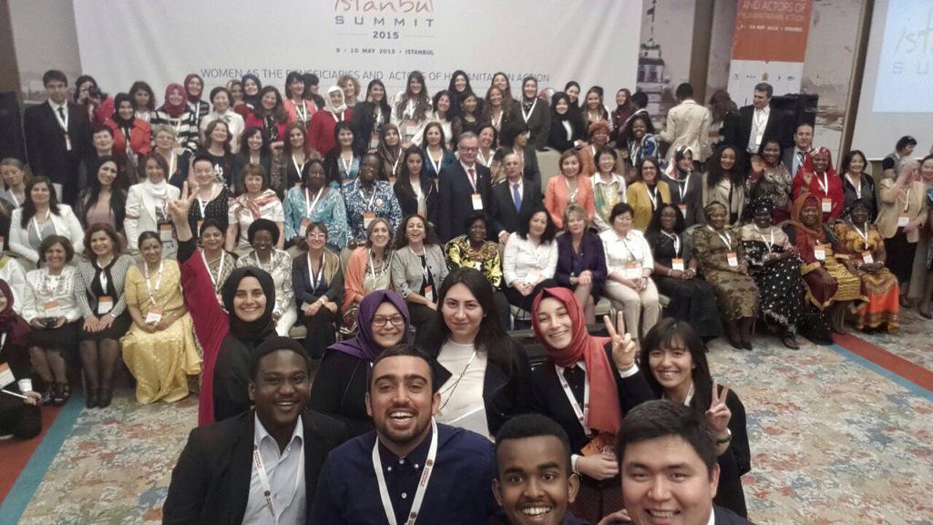 KadinPlatformu's tweet photo. Iste aile fotografimiz. Kocaman bir aileyiz. #IstSummit2015 http://t.co/UICGN2lEsg