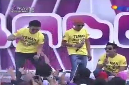 Diputusiinn <a href="/TrioUbur2_ID/">Boy Band Ubur Ubur</a> membuat hatiku menjadi galaaauuu 🎶 #KarnavalInboxTegal