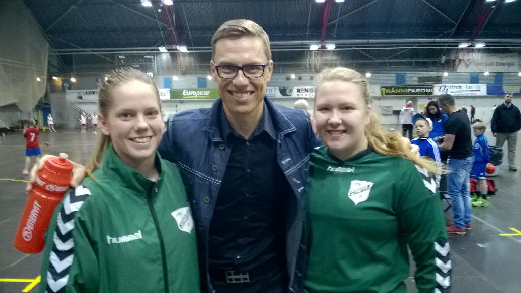 Serhovaara's tweet photo. Nyt viikonloppuna Nalle Cup Myrtsissä. Kaikki katsomaan huippukäsipalloa! Paikalla näkyi myös @alexstubb http://t.co/mG1rU7ZFmW