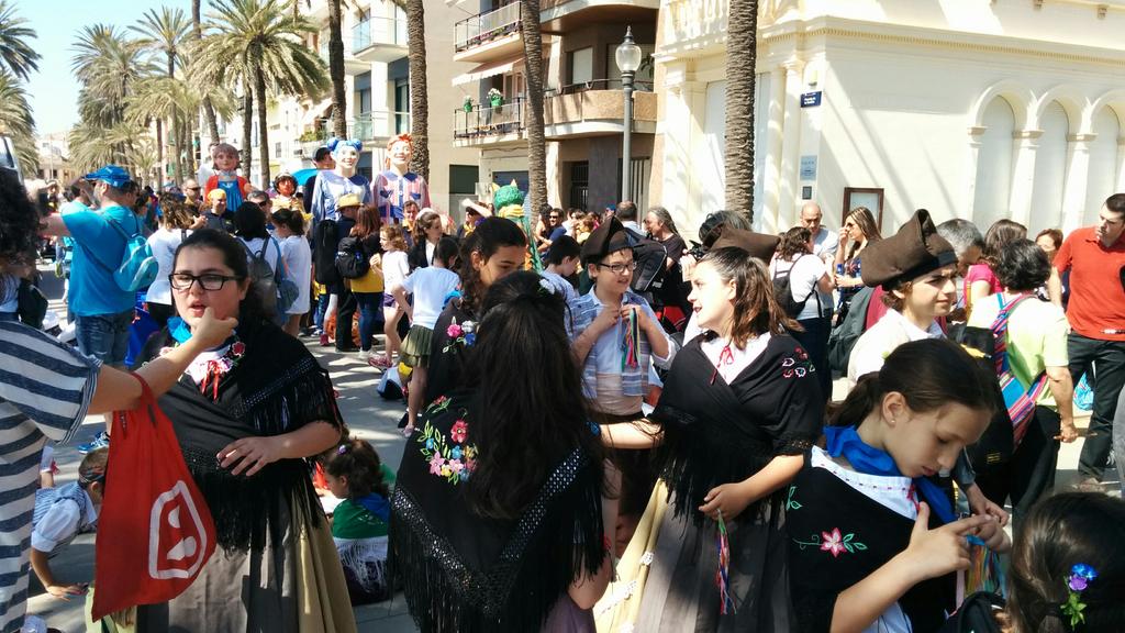 Tots a punt per la cercavila petita de les #festesdemaig2015 <a href="/orfeobadaloni/">Orfeó Badaloní l'Ateneu</a> <a href="/festesdemaig/">Festes de Maig de Badalona</a> <a href="/comissiofestes/">Comissió Festes BDN</a>