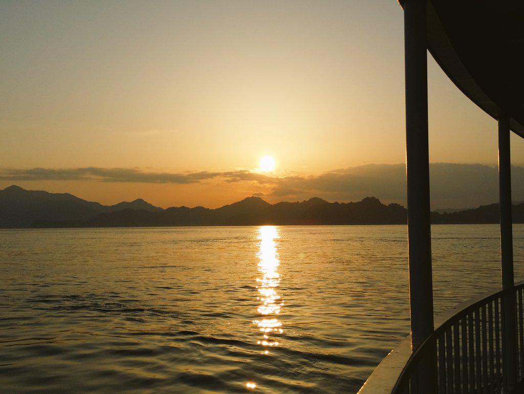 RTISA_'s tweet photo. 今日も夕日がきれいだにゃ～ http://t.co/bk2ferZ1Wc