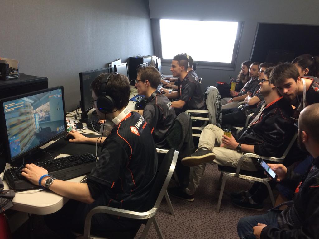 GamingSide's tweet image. C'est parti pour @InFamouS_eSport vs @FNATIC pour la 2nde demi-finale ! #DHBFH #esport LIVE : twitch.tv/eafrance