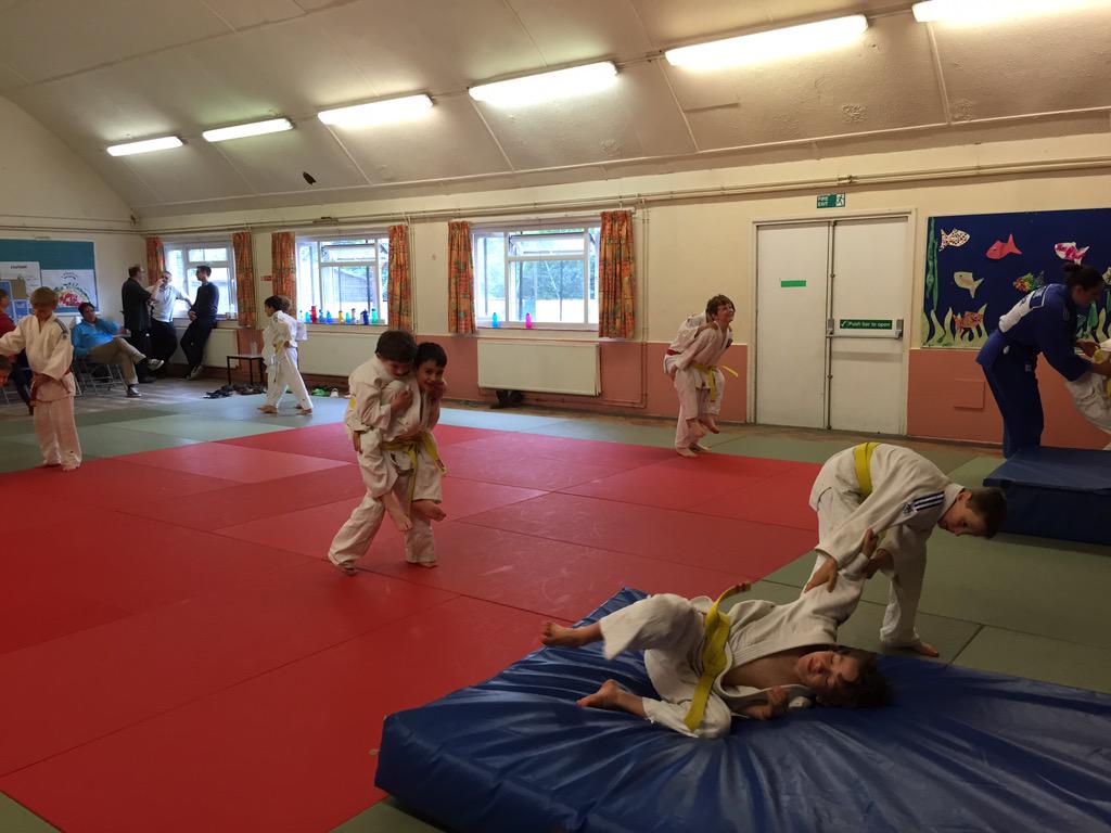 FightFitJudo's tweet photo. Ippon Seoi Nage for the second class. Looking at the importance of bending the knees and not the back! #judo #Woking http://t.co/m4JQU10lDL