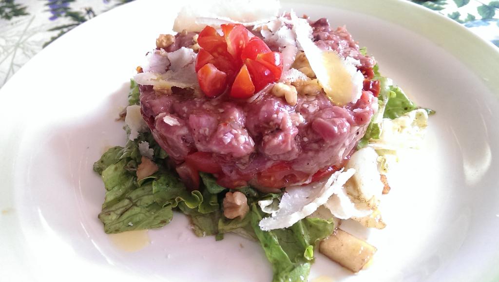 ScolariGiovanni's tweet photo. @lorefuma1  Non di solo pesce si vive... #tartare di bove suprema #foodporn #proteico http://t.co/L7pATLi3rE
