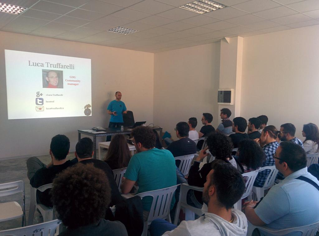 GDGPerugia's tweet photo. .@lucatruf inizia il suo talk sullo sviluppo backend per Android! #mokapp2015 http://t.co/7P5xkUlEMc