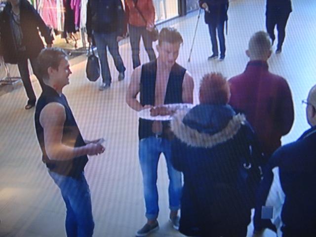 ServicemanagerB's tweet photo. Twee schaars geklede heren delen truffels uit in de Bogaard i.v.m. moederdag....   Moeders.. sla uw slag!!! http://t.co/pDSCYDySqj