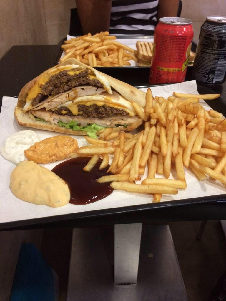 leanepcr's tweet image. en fait jme demande comment tt ça ça peut rentrer dans 1 corps 😐