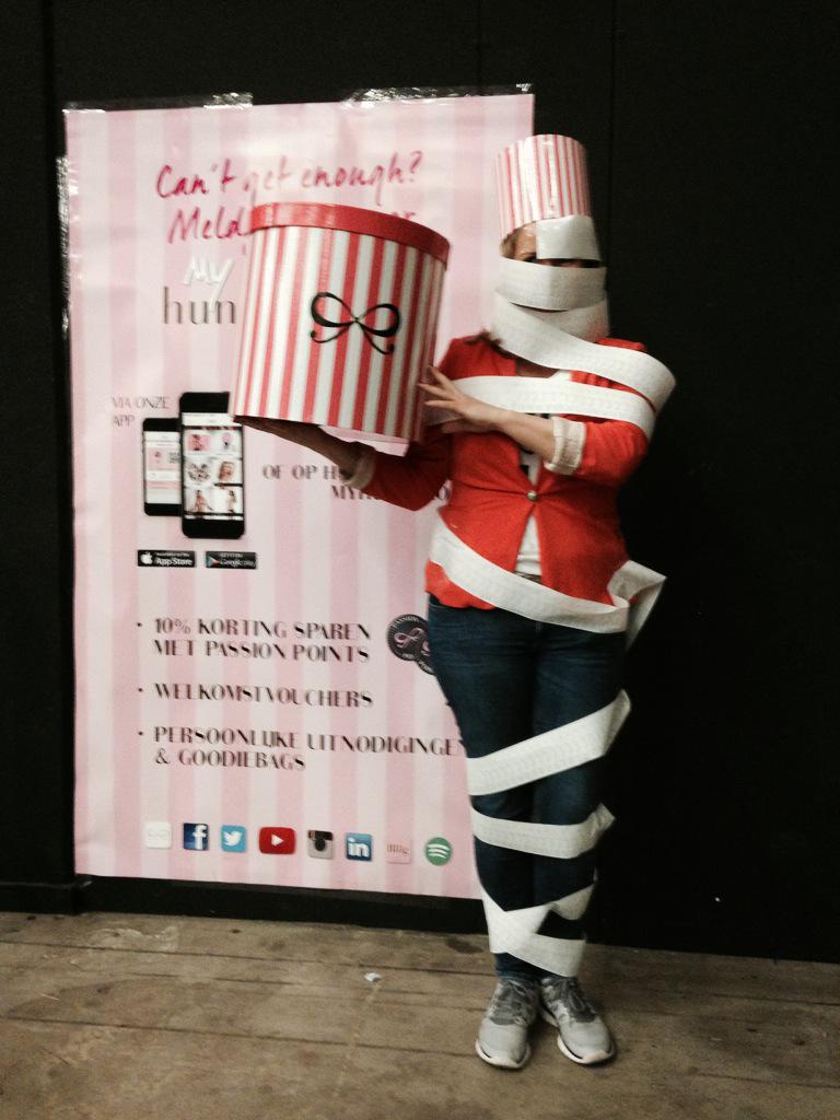 Fun at the factory sale in Groningen. One customer 500 pieces! @Dimitri_HKM <a href="/versteeg_b/">Betty</a> <a href="/P_Mountford/">Philip Mountford</a> <a href="/Vi_Patel1/">Vi Patel</a>