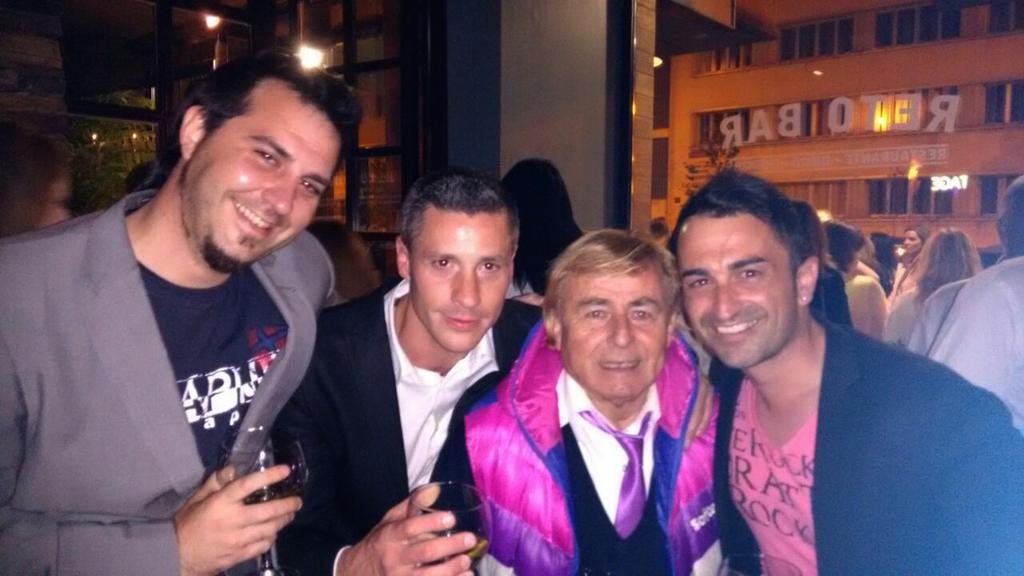 FranLara__'s tweet photo. Noche de amigos ayer para la inauguración de #RETO ... y mira quien se unió !! Jejej
#Roberto
#Montero
#ToniGenil http://t.co/gEVSRRpqTY
