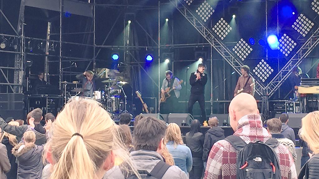 Mainstage is begonnen!! <a href="/HandsomePoets/">Handsome Poets</a> trappen af, mis ze niet! #vland15 #kickoff