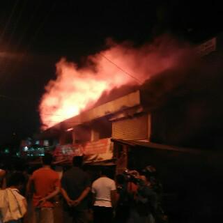 pesonaSMG's tweet photo. Update #JoharKebakaran Api lompat pedamaran ke sumeneban sedogan tmsk kauman (PM Hangus) http://t.co/XquWVCHI8f