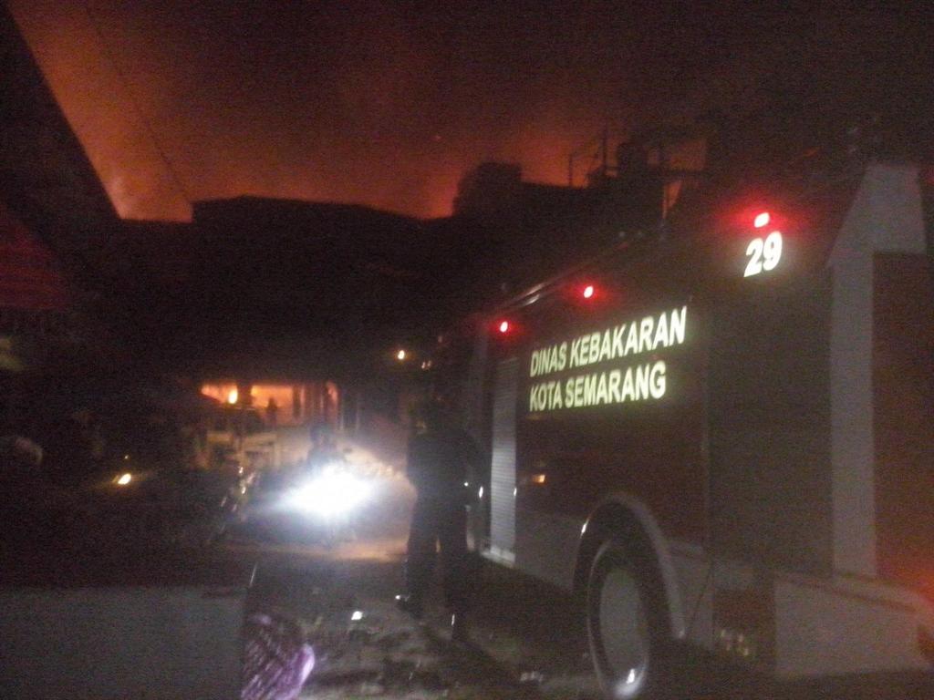 Indonesia_Pedia's tweet photo. #JoharKobongan RT @pesonaSMG: DAMKAR sudah masuk Pasar Kanjengan. Semoga segera surut &amp; tdk menjalar ke sekitarnya http://t.co/YMobNuVIVq