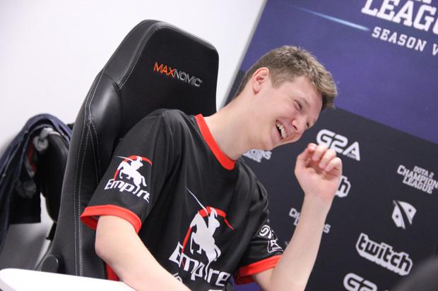 CEk5RuZVEAAkBdj.jpg:large