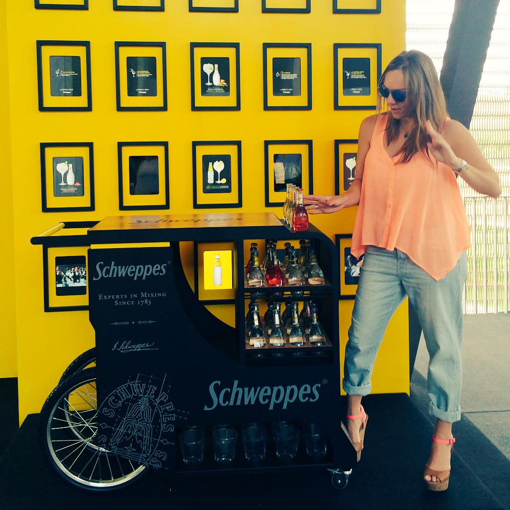 EuKarolyi's tweet photo. Todos a darle RETWEET a esta foto, por favooooor... Y los invito a todos a tomar en mi casa del carrito #MixingOpen http://t.co/C9MIiapP6A