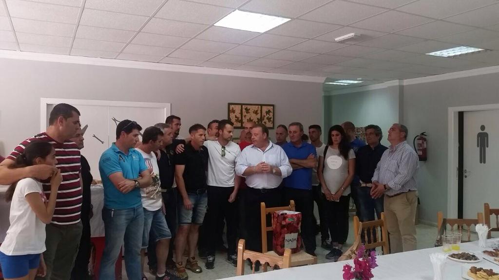 alcaldejluis's tweet photo. Hoy junto a policía local en acto solidario con policía Juan Cárdenas de Puerto Serrano. Todo un ejemplo de entrega. http://t.co/hyvQ3ZL8mi