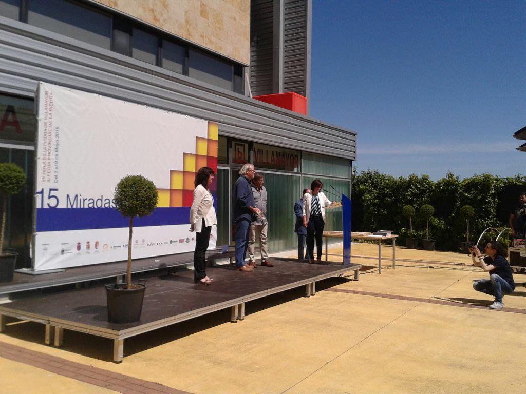 El <a href="/AytoVillamayor/">Ayto Villamayor</a> le agradece y reconoce el trabajo al profesor D. Ignacio Villar de la @EASSalamanca con una placa.