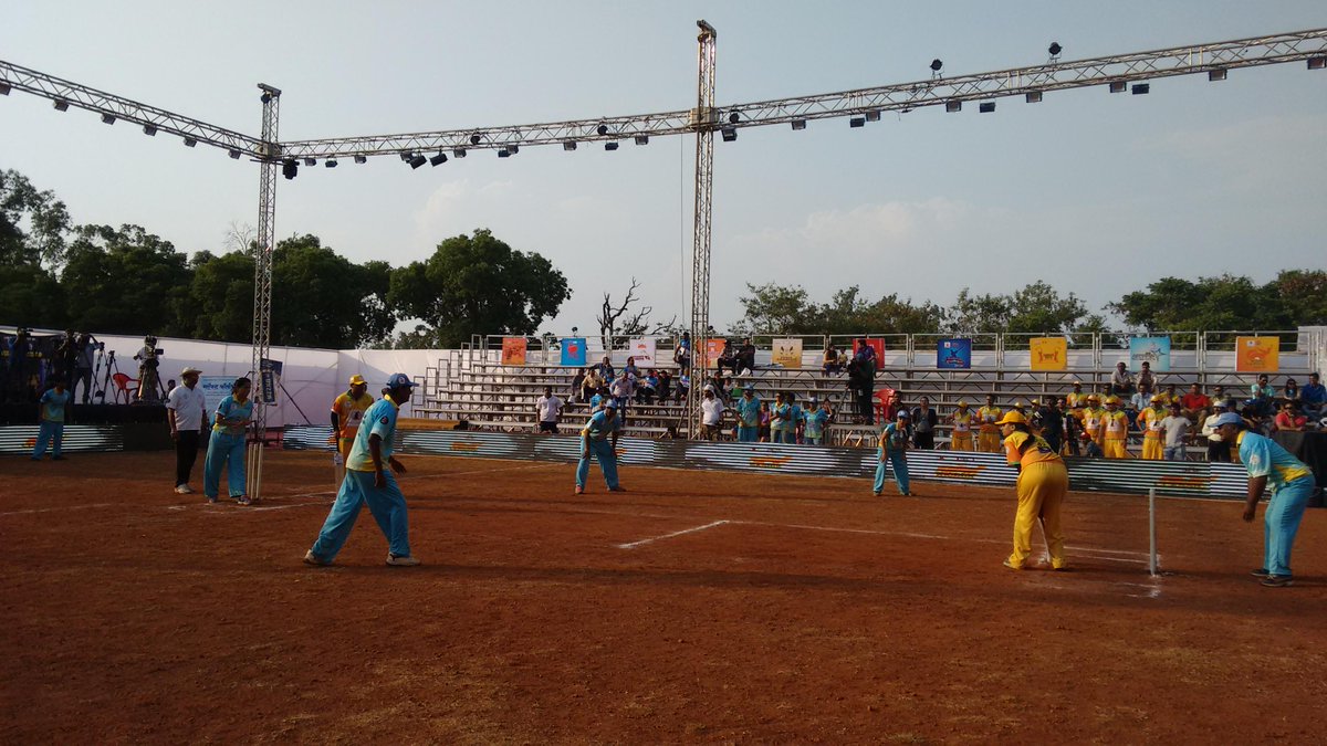 MBCL15's tweet photo. Batting #ClassicNashik
3 Overs 37 Runs 2 Wickets #MBCL
RT @SushantAShelar http://t.co/1VTUGiPMnB