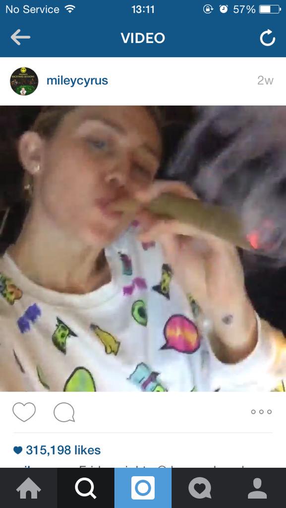 6axis_'s tweet image. Lmfaoo what happened to miley??