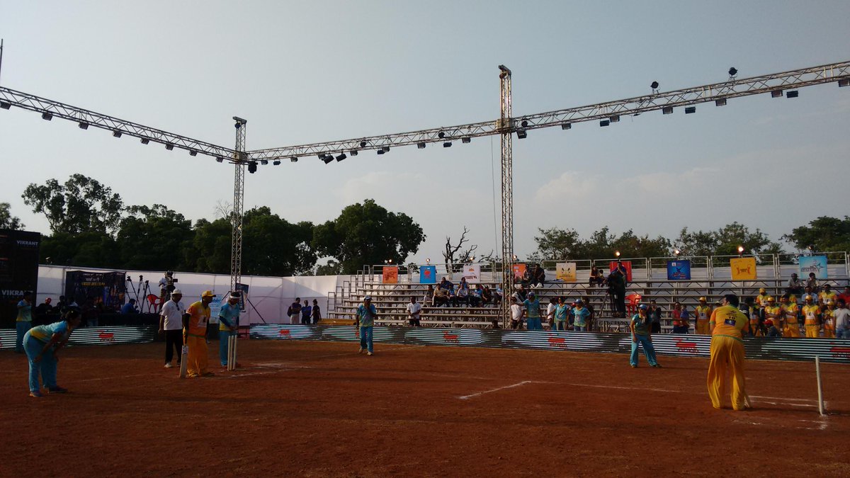 MBCL15's tweet photo. Batting #ClassicNashik
5 Overs 61 Runs 4 Wickets #MBCL
62 Runs to win #AjinkyataraSatara
RT http://t.co/paDuePKm44