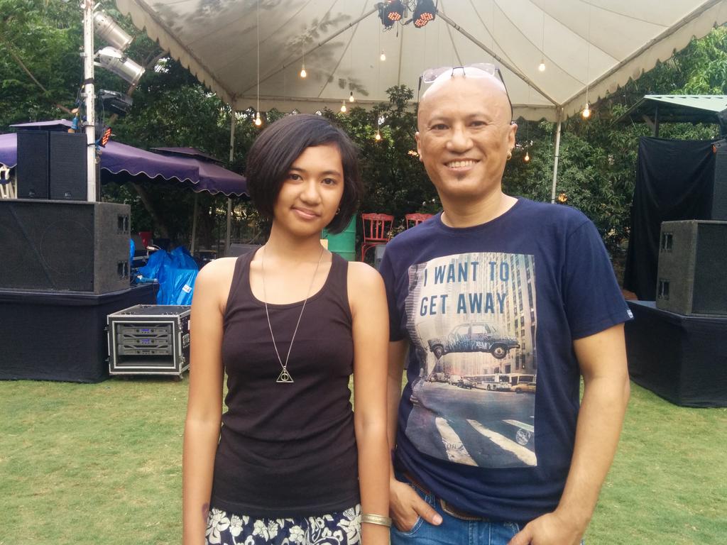 MomoeApp's tweet photo. Hey guys look at #LneeGolay and her dad chilling at the #OTTB2015 #Blues #Fest just after their gig! http://t.co/MU38kRwPFU