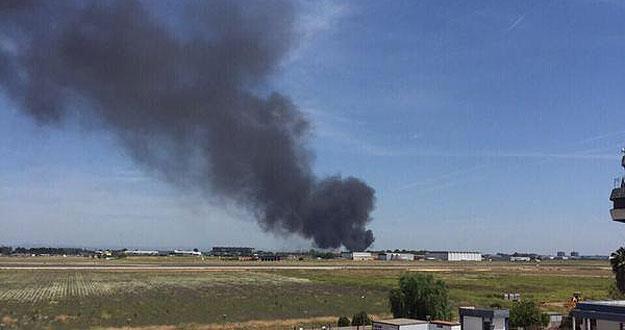 SuboficialsAEGC's tweet photo. #ULTIMAHORA Un avión militar de carga #Airbus #A400M se ha estrellado en #Sevilla,  se encontraba de pruebas, #animo http://t.co/TILXOXXpJQ