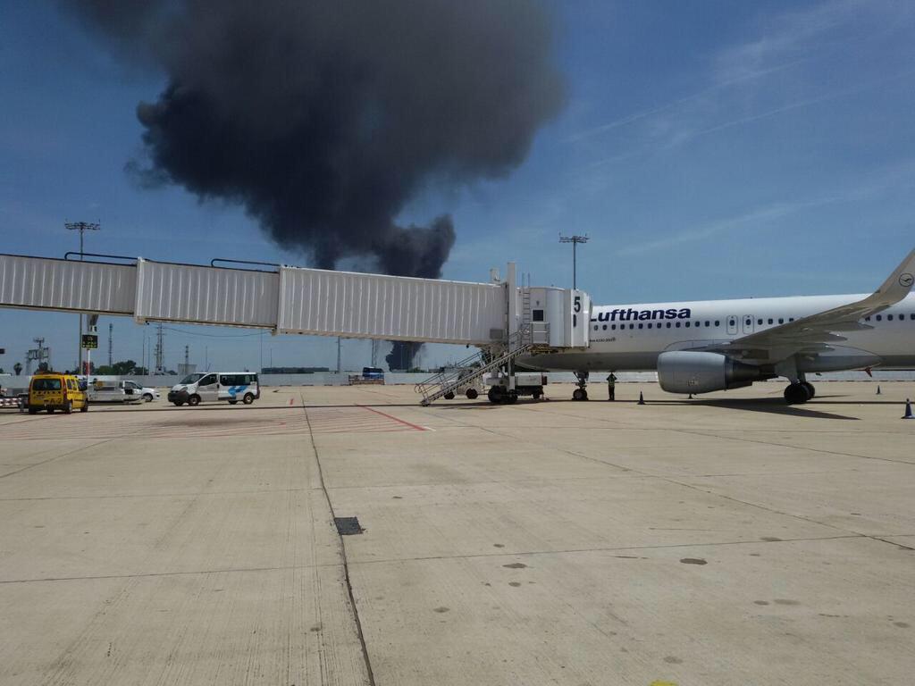 SuboficialsAEGC's tweet photo. #ULTIMAHORA Un avión militar de carga #Airbus #A400M se ha estrellado en #Sevilla,  se encontraba de pruebas, #animo http://t.co/TILXOXXpJQ