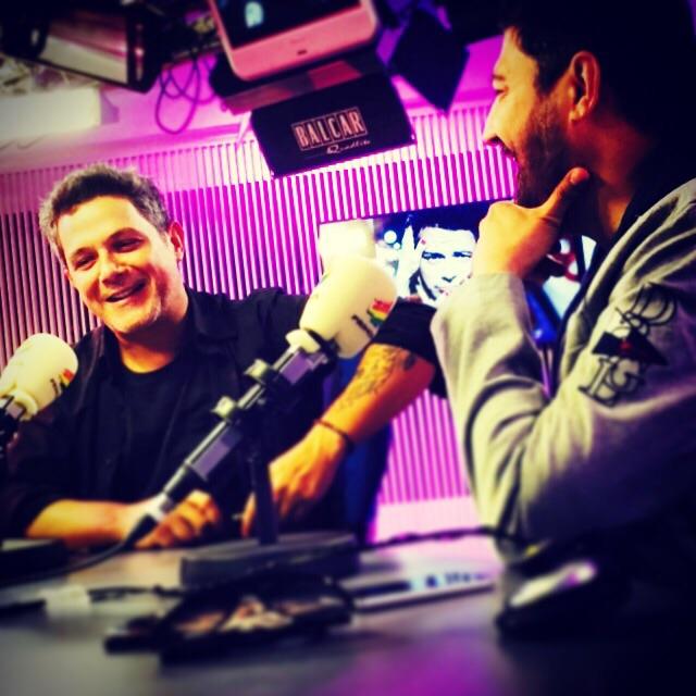 TonyAguilarOfi's tweet photo. Gracias querido @AlejandroSanz y enhorabuena por un nuevo #1 de @Los40_Spain #AlejandroSanzEnDel40al1CocaCola http://t.co/i0ccxuhyA5