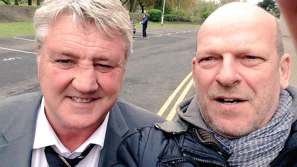 Blencs23's tweet photo. See my Dad is still trying to figure out his new phone #preMatchSelfie #UTT #hcafc @HullCity http://t.co/EaOLOel6aM