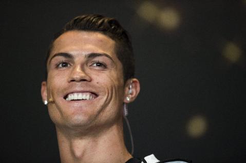 la_informacion's tweet photo. Cristiano dona 7 millones de euros para los niños de Nepal afectados por el terremoto  http://t.co/RZIAKP97ut http://t.co/49ieV2e1dF