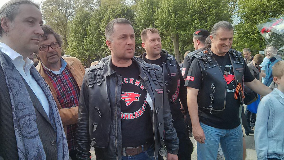 CHerwartz's tweet photo. Die Linken-MdB @AlexanderSNeu und @Diether_Dehm haben keine Berührungsängste bei den Nachtwölfen. #VictoryDay http://t.co/5srV75i3I8