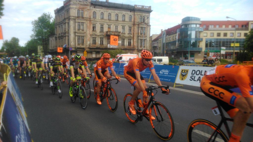 CCCDevoTeam's tweet photo. Kolarze CCC Sprandi Polkowice na czele grupy zasadniczej #Grody2015 http://t.co/quHySuXKcn