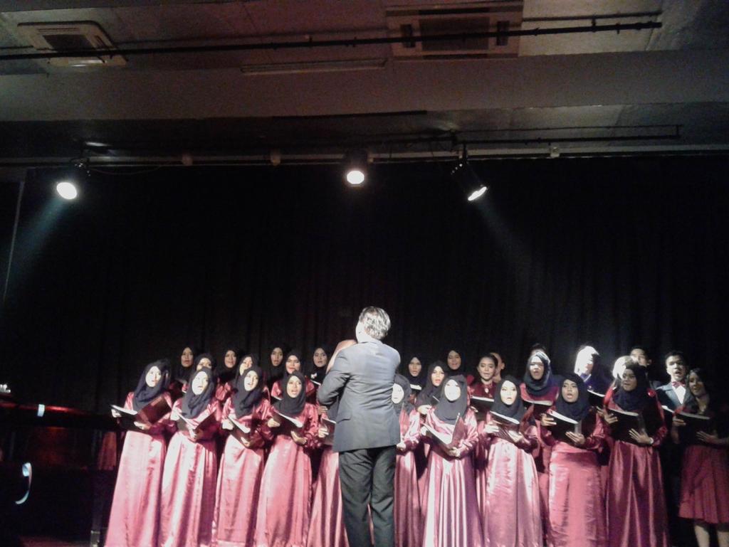 <a href="/DSC_UPI/">Padus B. Jerman UPI</a> sudah memulai mini konsernya dengan membawakan lagu Frühlingslied sebagai lagu pembuka #Harmonacht