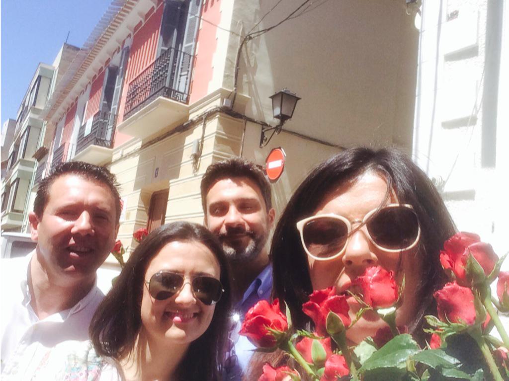 Con <a href="/JoaquinLopezP/">Joaquín López Pagán</a> <a href="/juanjemula/">Juan Jesús Moreno</a> <a href="/Alejandra88M/">Alejandra Martinez</a> en el mercado en #mula . Brigada de rosas