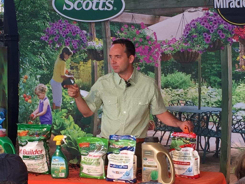 HomeDepotCanada's tweet photo. Lawn care tip from @FrankFerragine: The thicker your lawn, the more it will push out pesky weeds. #ScottsSimpleSteps http://t.co/qalMTAQItF