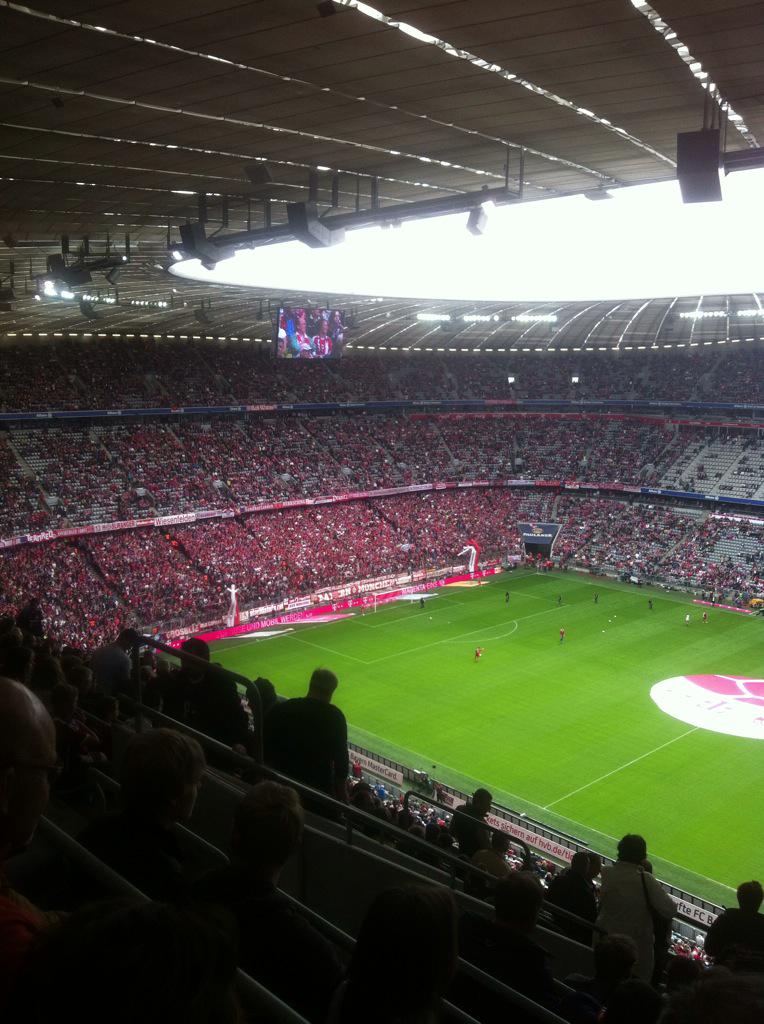 AuriDom's tweet photo. #HVB4FCB , Auf geht's Ihr Roten! http://t.co/XhCaXTWP8g