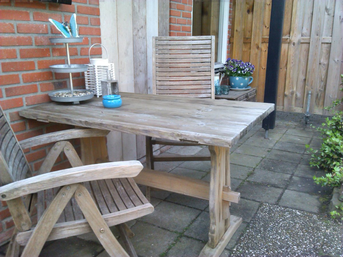 Op de kop getikt; grotere tafel en dinerstoelen bij <a href="/De_Beurs/">Kringloop De Beurs</a> Denekamp. Weer een wens in vervulling van gasten.