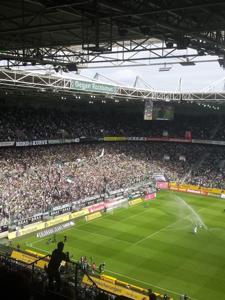 !Erizó la piel! En Gladbach todo el estadio acaba de cantar el Happy Birthday en honor a uno de ellos: Jupp Heynckes 