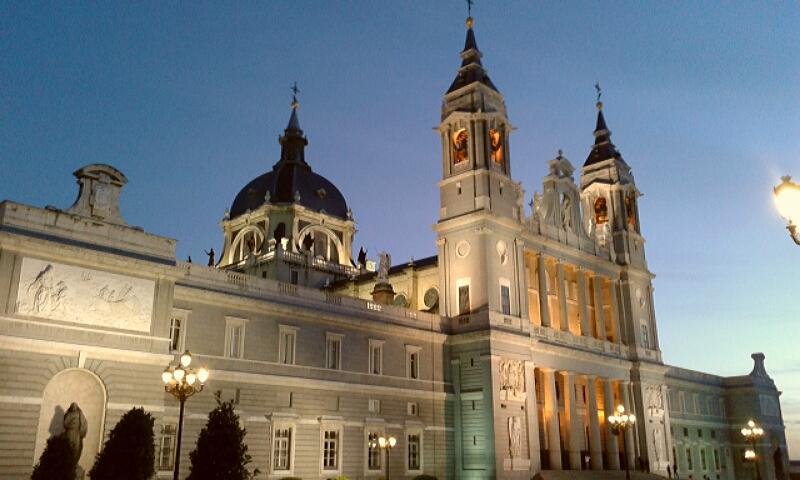 steffichales's tweet photo. Q bonita esta l catedral d la Almudena al atardecer http://t.co/D87RGq8xYp