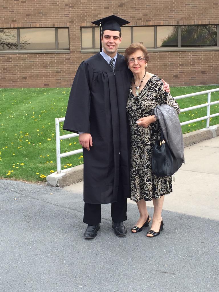 anz_minanz's tweet photo. Your biggest fan is here to see you walk the stage! ❤️ #SUNYPoly2015 http://t.co/TUiDkb8fbp