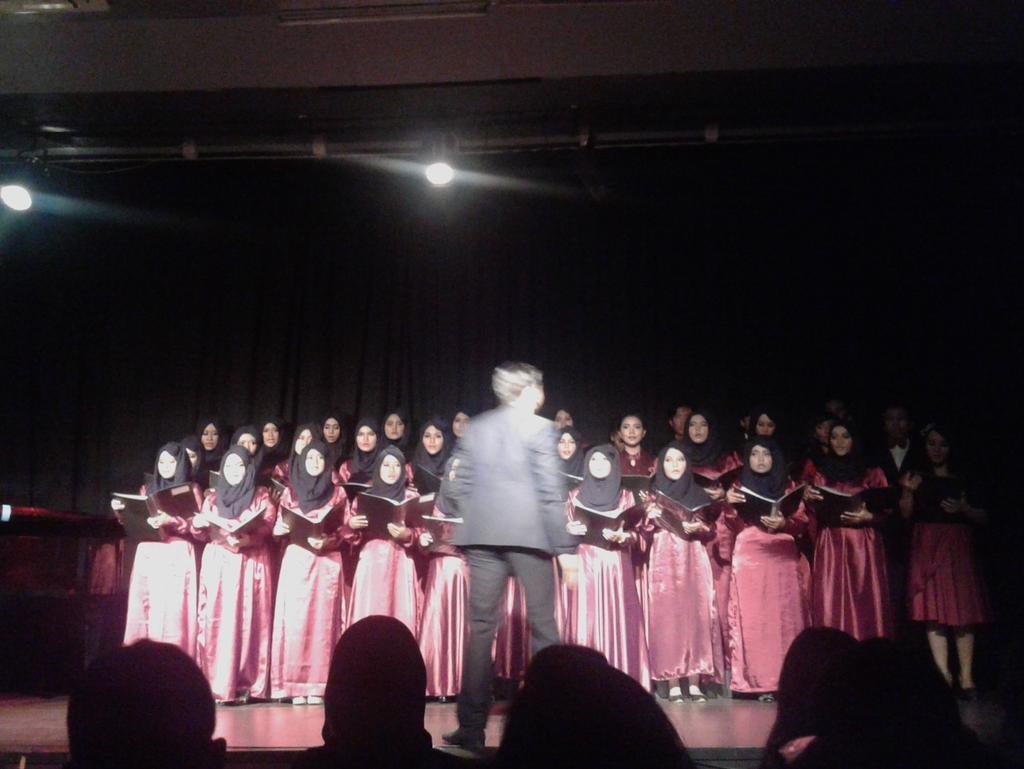 Sesi kedua Harmonacht sudah di mulai nih Teman Muda, <a href="/DSC_UPI/">Padus B. Jerman UPI</a> membukanya dengan menyanyikan lagu Wanderers Nachtlied