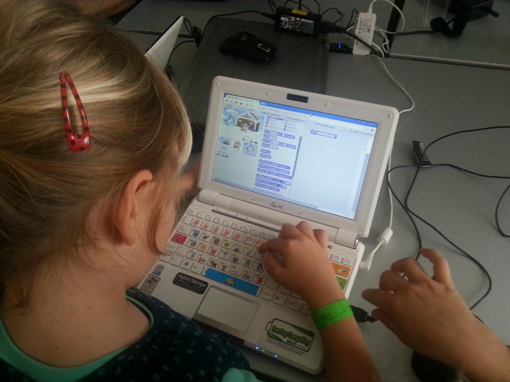 MdiMS's tweet image. Due bimbe di 7 anni programmarno il loro primo videogioco. Ok, #mastercoder è una figata!  #mammacheblog