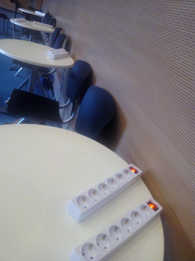 formulacampus's tweet photo. Seguro que estáis con la batería casi vacía. Recordad que en recepción tenemos un montón de enchufes para vosotros 🔌 http://t.co/iUC0lBlZlw