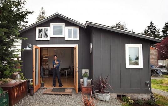 When this woman made her own tiny home in a garage, she made tiny living easier for everyone. inhabitat.com/michelle-de-la…