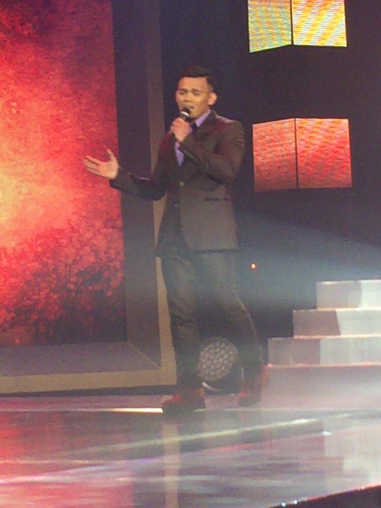 JuaraPujaan's tweet photo. Nazri dengan lagu Dir #juarapujaan  #kaumampu http://t.co/CUGmAkRqpL
