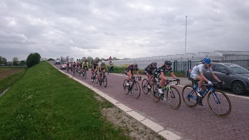 rijanvanleest's tweet photo. De kopgroep van de @SW_Aalburg De wind maakt de koers nog harder. http://t.co/74dXFzmwTW