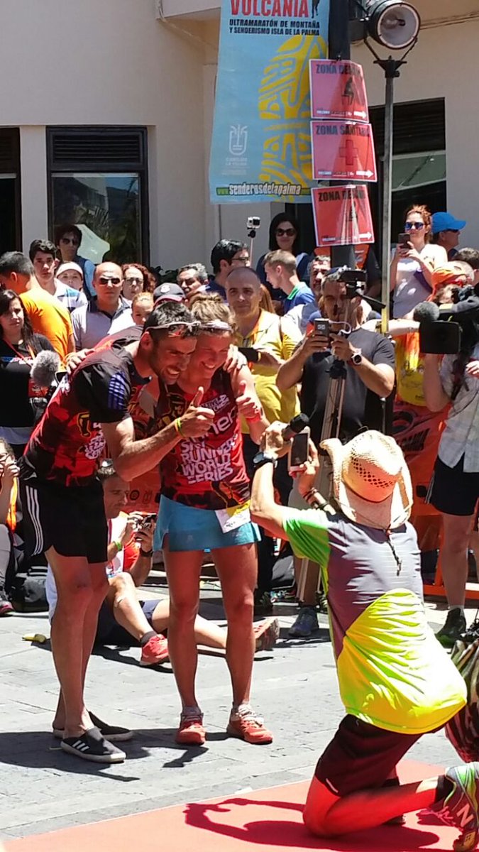 trailcanarias's tweet photo. http://t.co/liCnz9Tk9E De nuevo @TinaEmelie y @TrailHernando ganan la #Transvulcania15 Sencillamente espectacular http://t.co/vdWtoYEla5