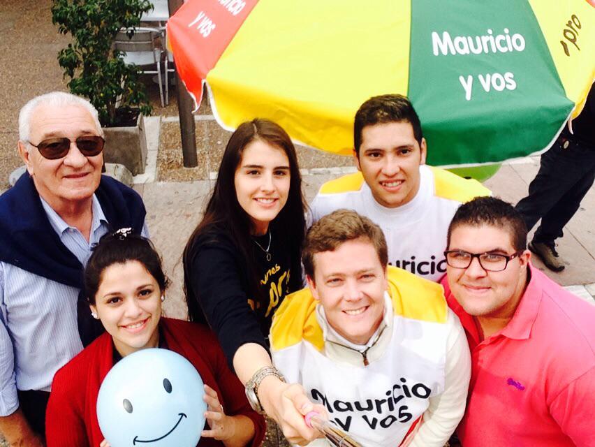 tomasnorman's tweet photo. En la Peatonal santafesina se siente, se siente, @mauriciomacri presidente!! #MauricioYVos http://t.co/kJJStwQoi8