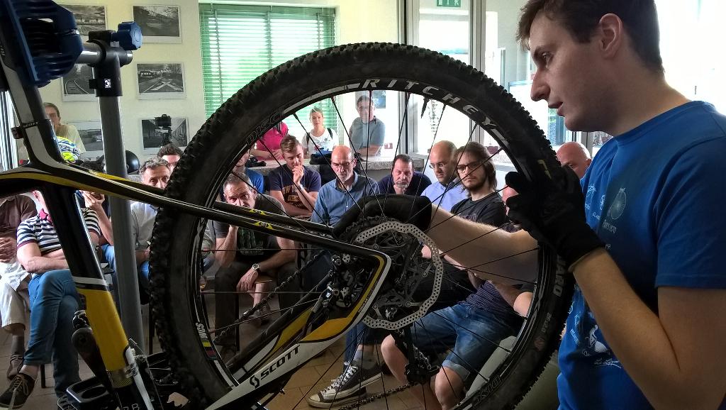FiabCremasco's tweet photo. #Dagalöle. Ciclofficina cremasca. Primo incontro del corso di riparazione bici di #Fiab a #Crema http://t.co/LKAMNAJLXx
